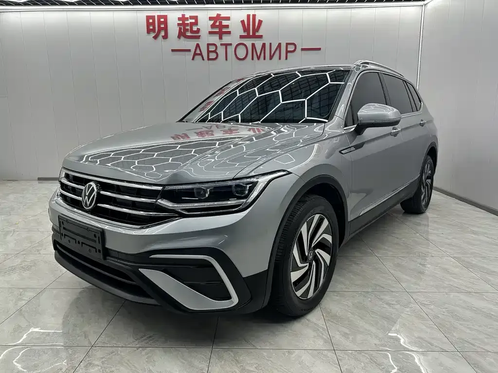Volkswagen Tiguan L — фото 1