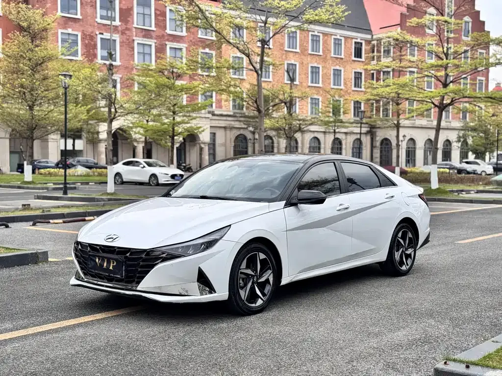 Hyundai Elantra — фото 1