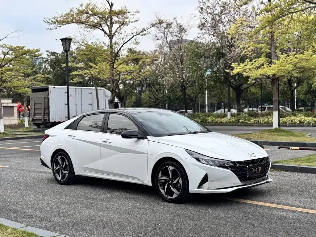 Hyundai Elantra — фото 4