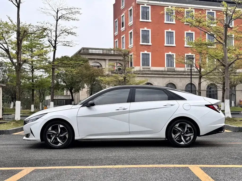 Hyundai Elantra — фото 7