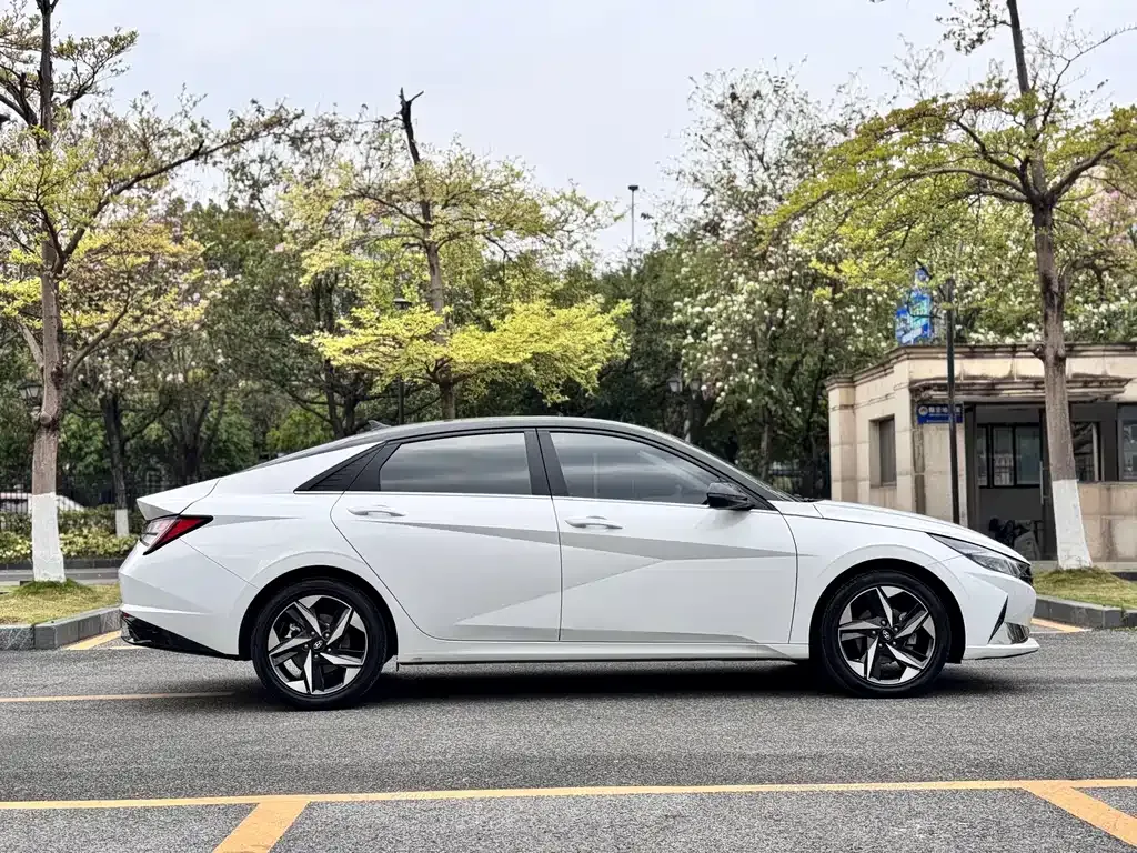 Hyundai Elantra — фото 5