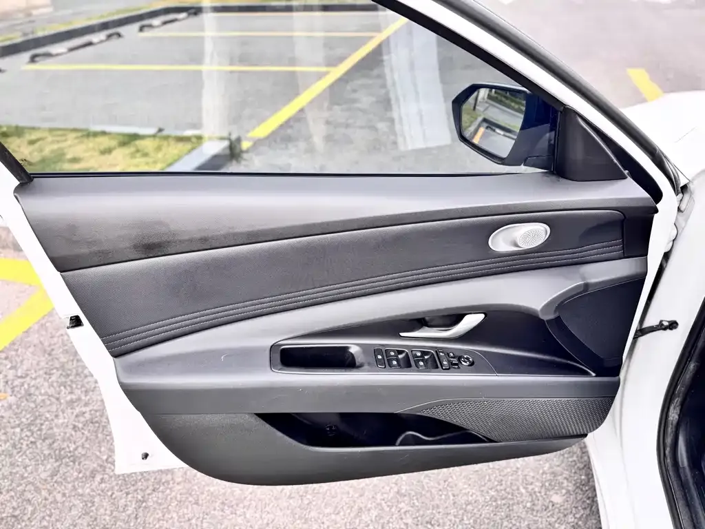 Hyundai Elantra — фото 2