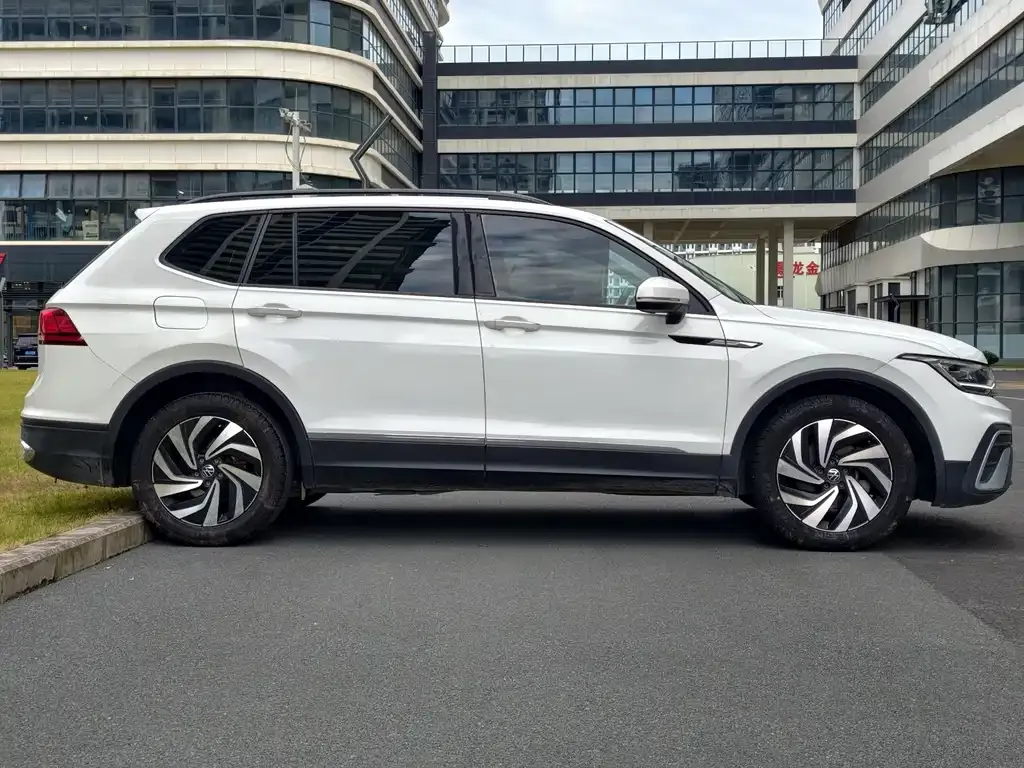 Volkswagen Tiguan L — фото 5