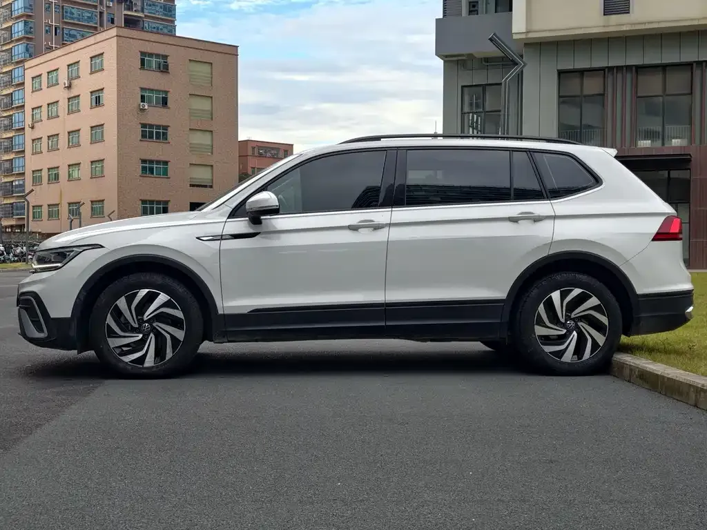Volkswagen Tiguan L — фото 7
