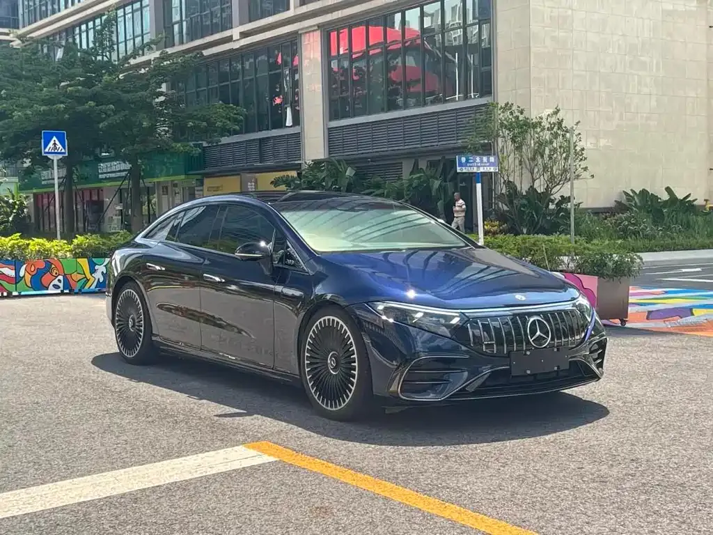 Mercedes-Benz EQS AMG — фото 5