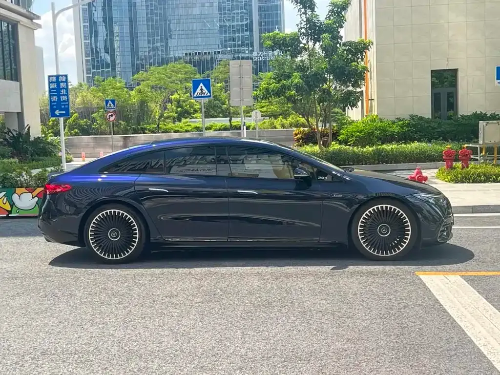Mercedes-Benz EQS AMG — фото 8