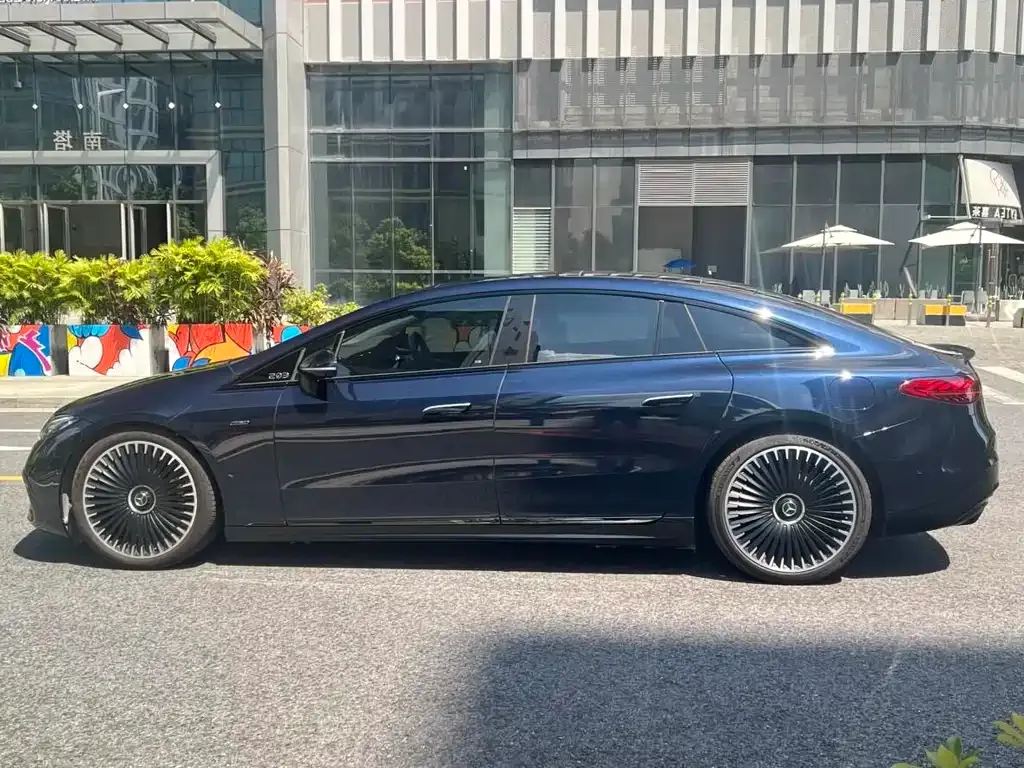 Mercedes-Benz EQS AMG — фото 7