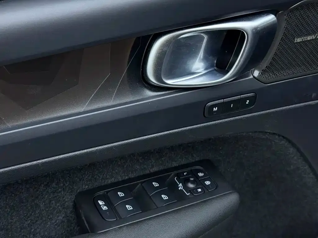 Volvo XC40 NEV — фото 10