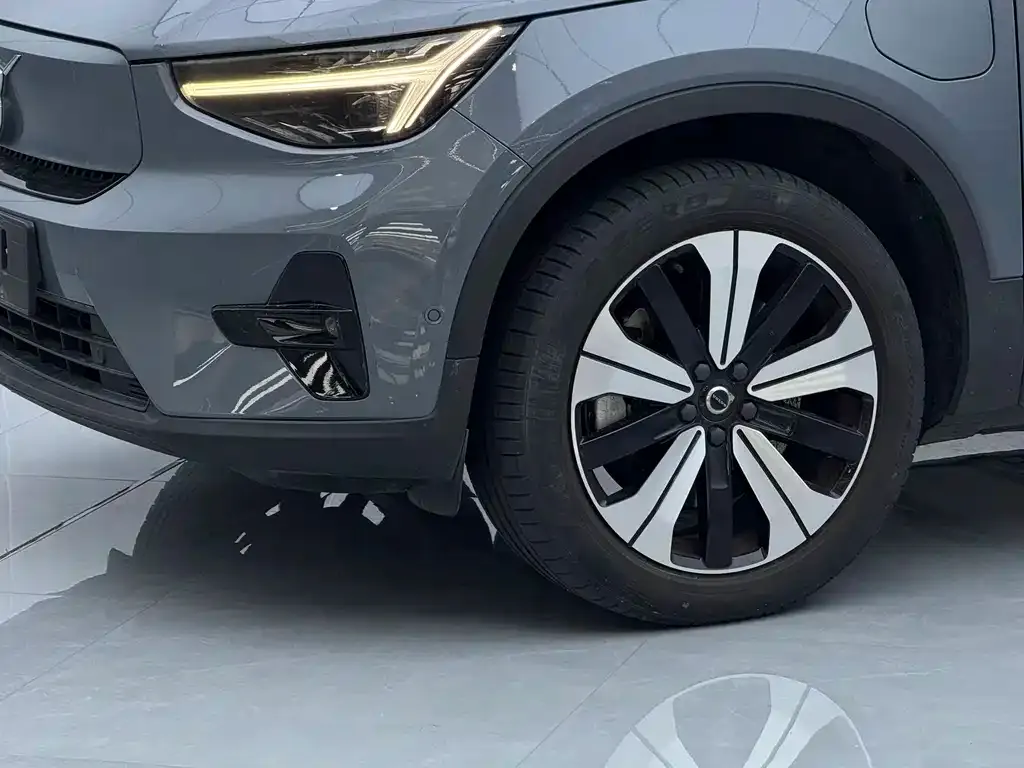 Volvo XC40 NEV — фото 9
