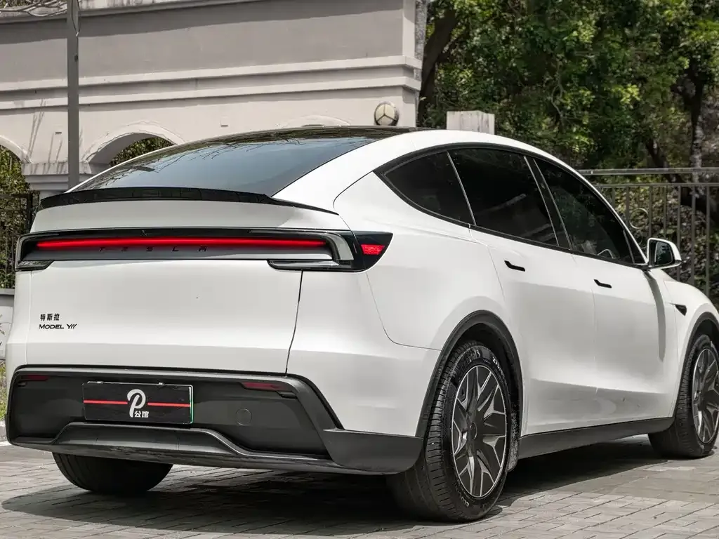 Tesla Model Y L — фото 4