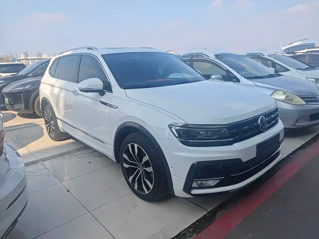Volkswagen Tiguan L — фото 2