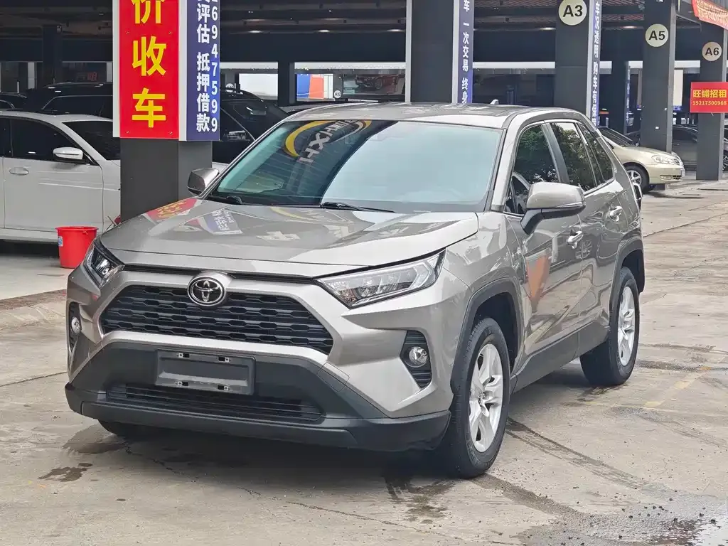 Toyota RAV4 — фото 1