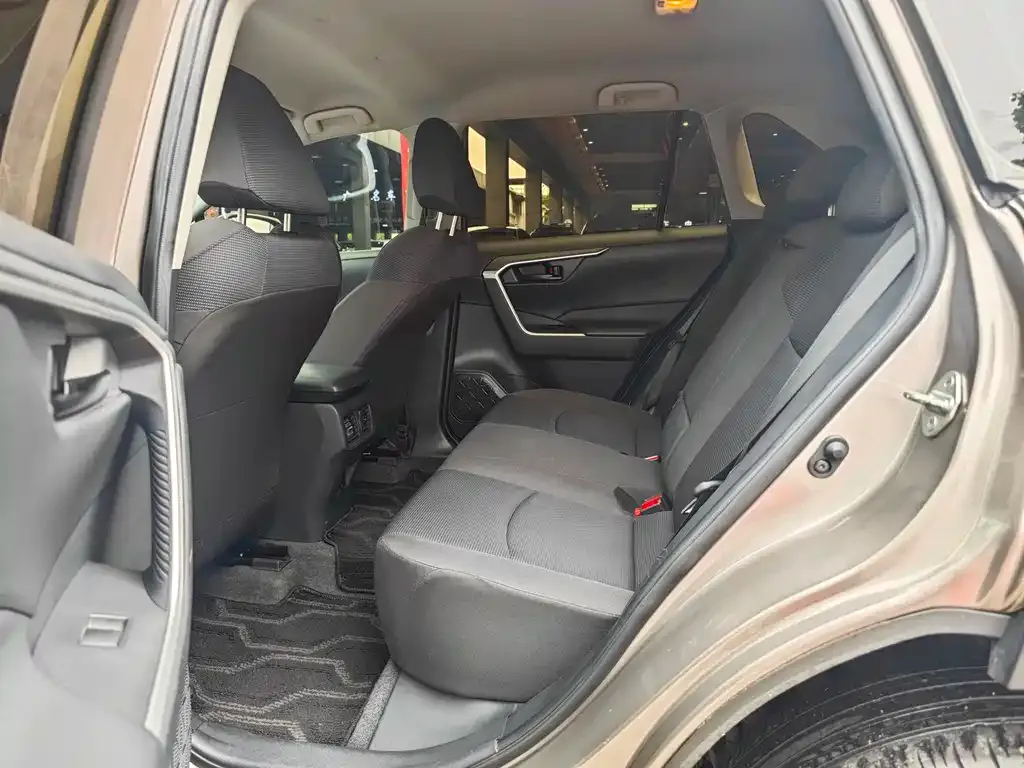 Toyota RAV4 — фото 7