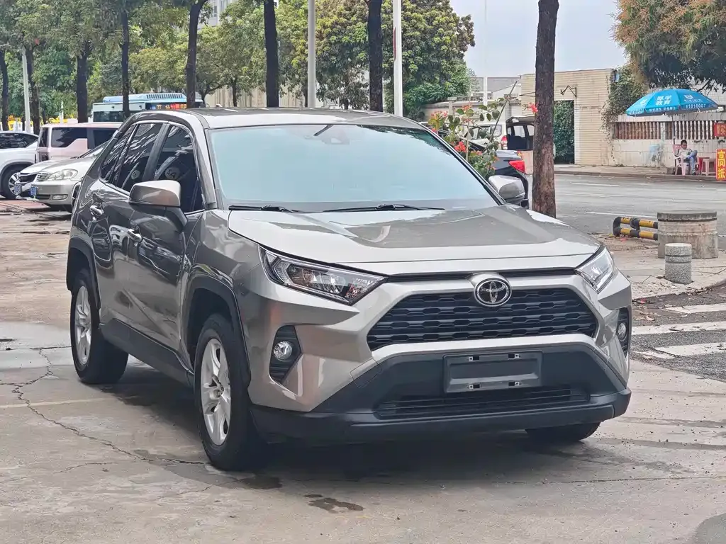 Toyota RAV4 — фото 8