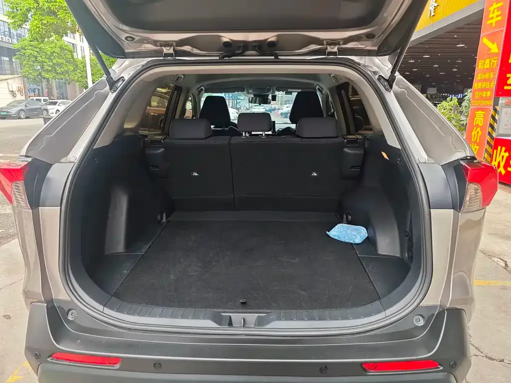 Toyota RAV4 — фото 10