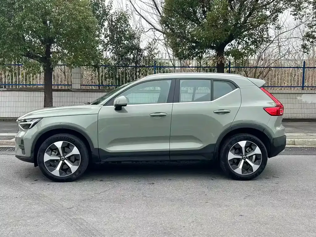 Volvo XC40 — фото 10