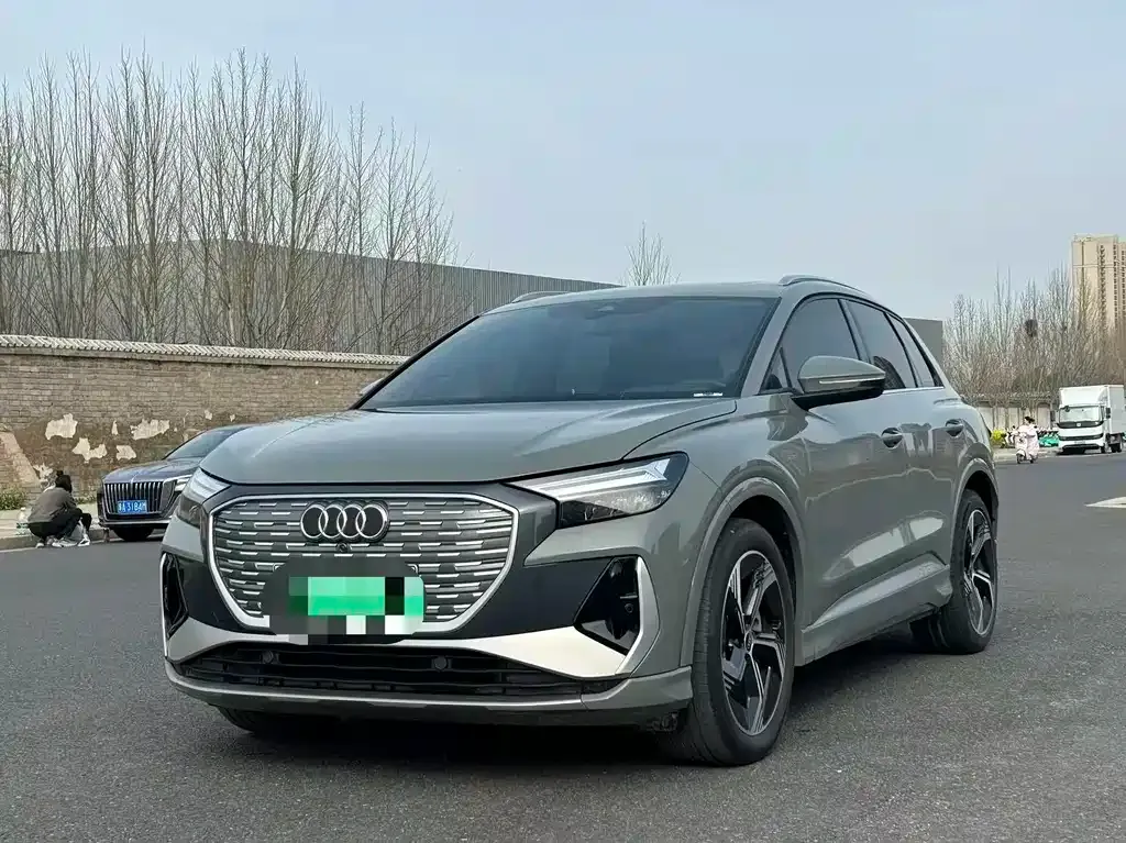 Audi Q4 e-tron — фото 1