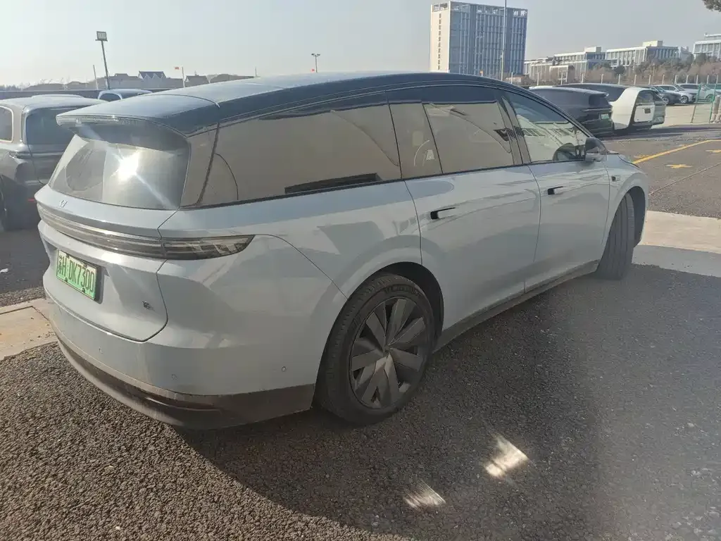 Li Auto i8 — фото 6