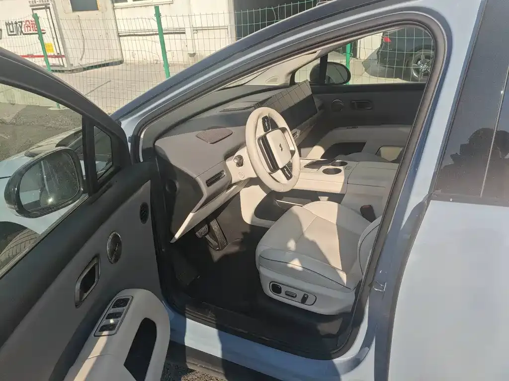 Li Auto i8 — фото 7
