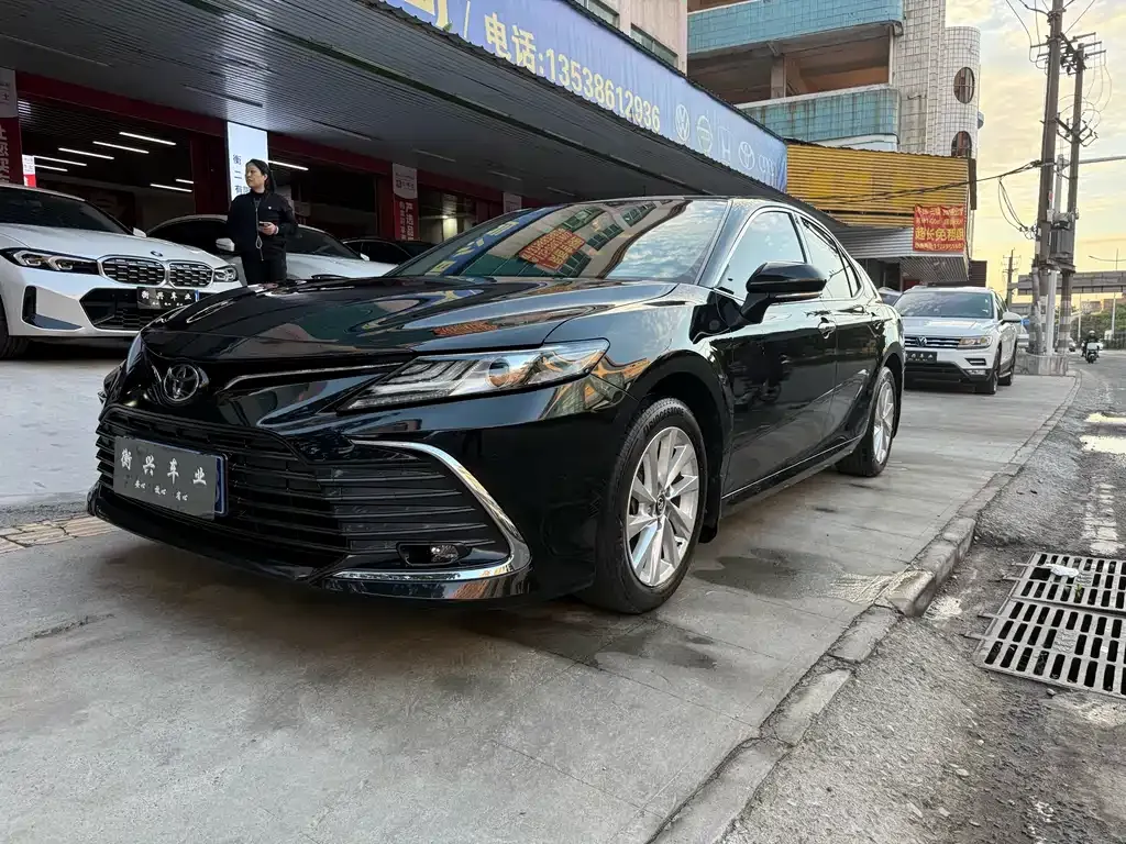 Toyota Camry — фото 1