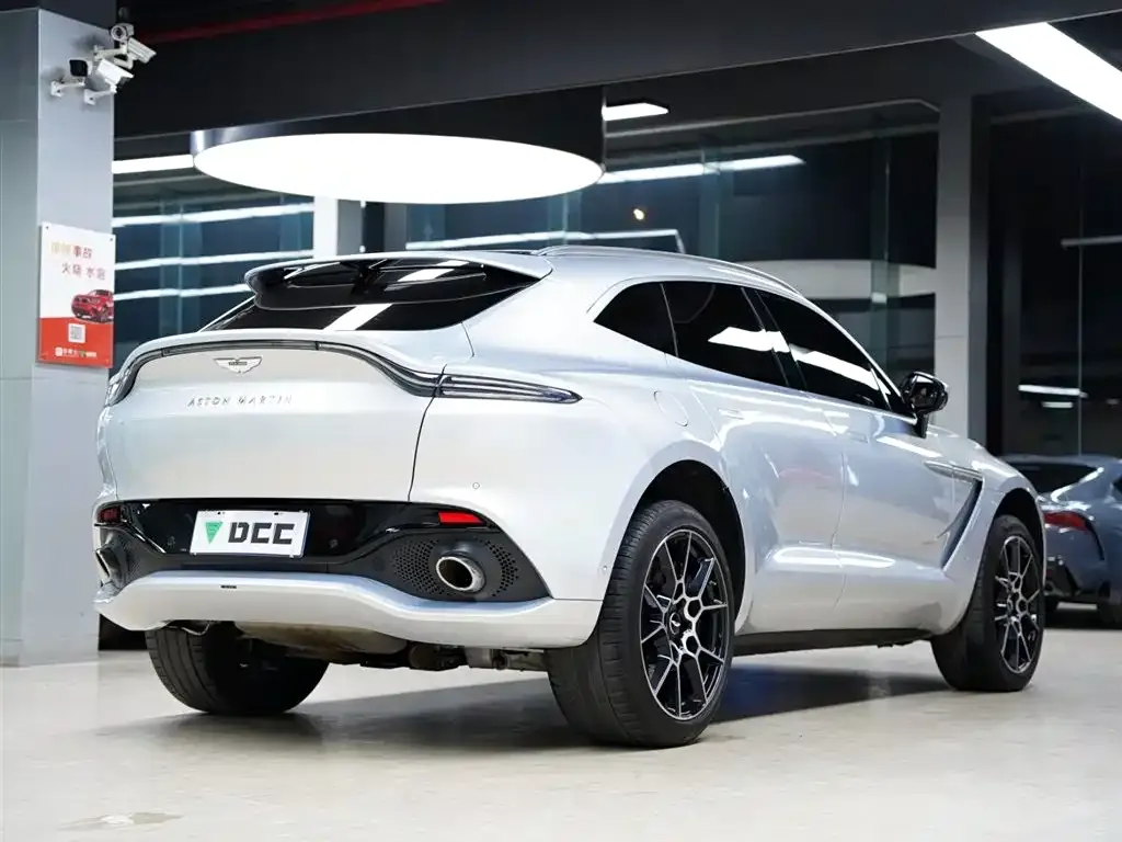 Aston Martin DBX — фото 10