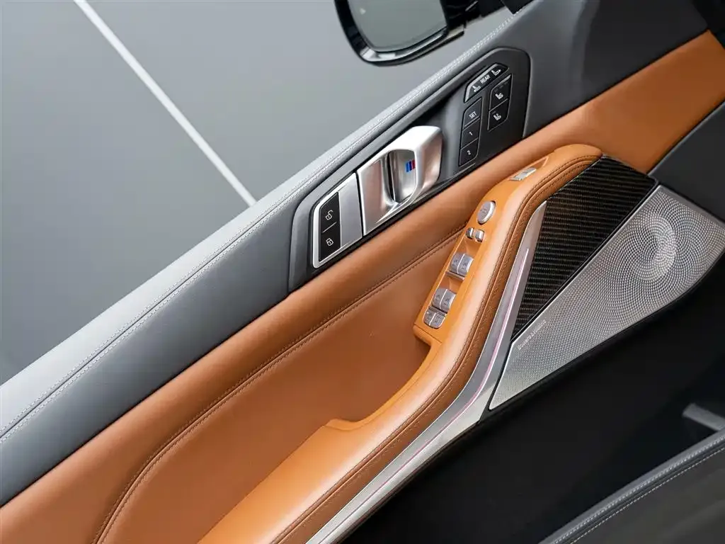 BMW X7 M60i — фото 9