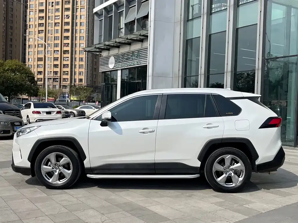 Toyota RAV4 — фото 5