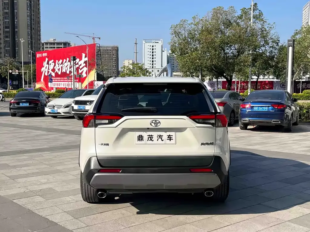 Toyota RAV4 — фото 3