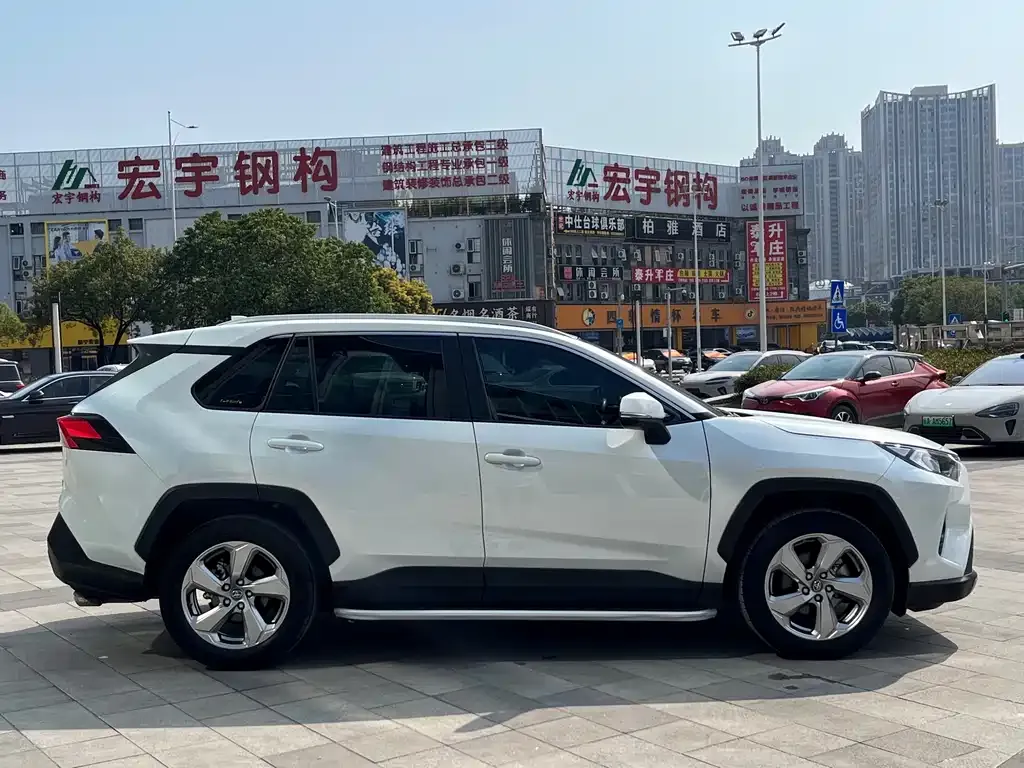 Toyota RAV4 — фото 2