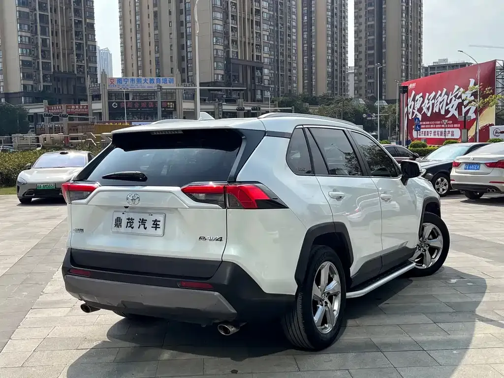 Toyota RAV4 — фото 6