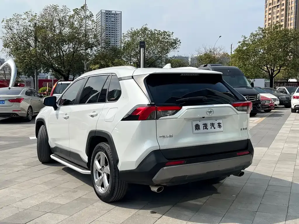 Toyota RAV4 — фото 7