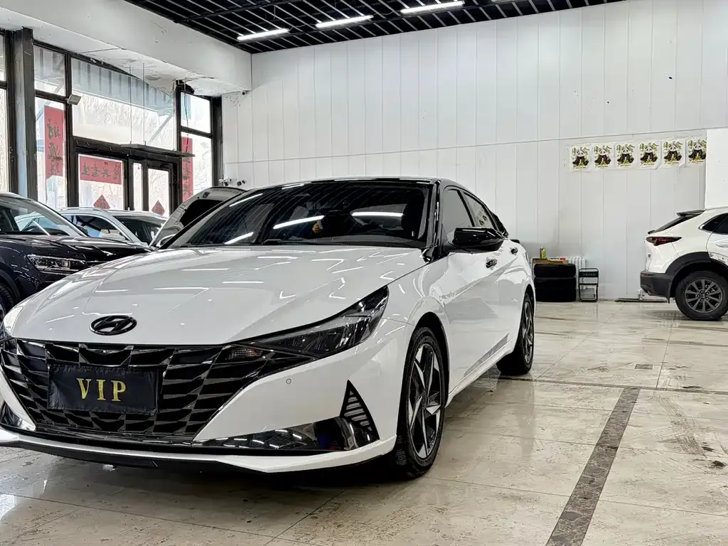 Hyundai Elantra — фото 1