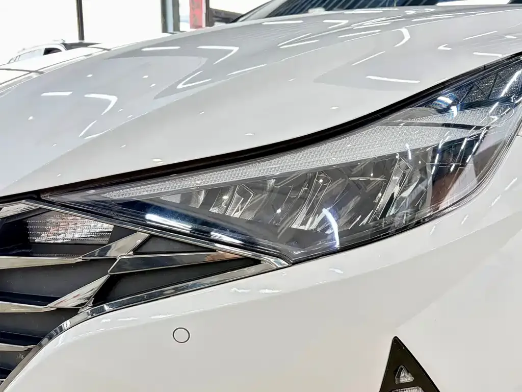 Hyundai Elantra — фото 2