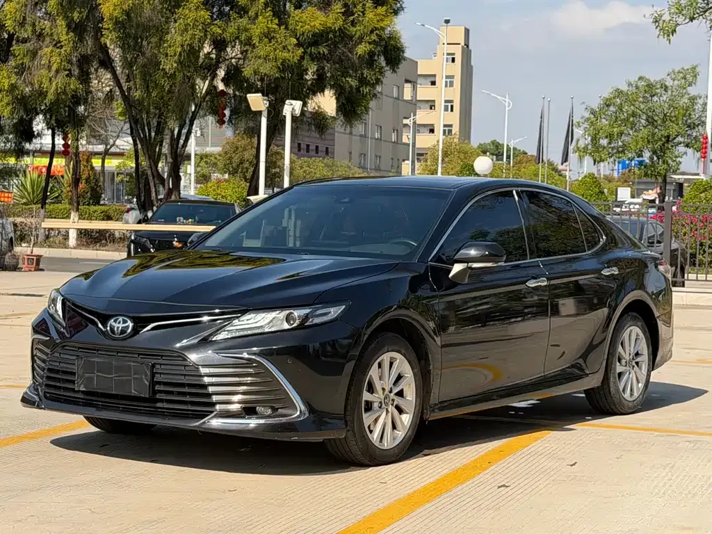 Toyota Camry — фото 1