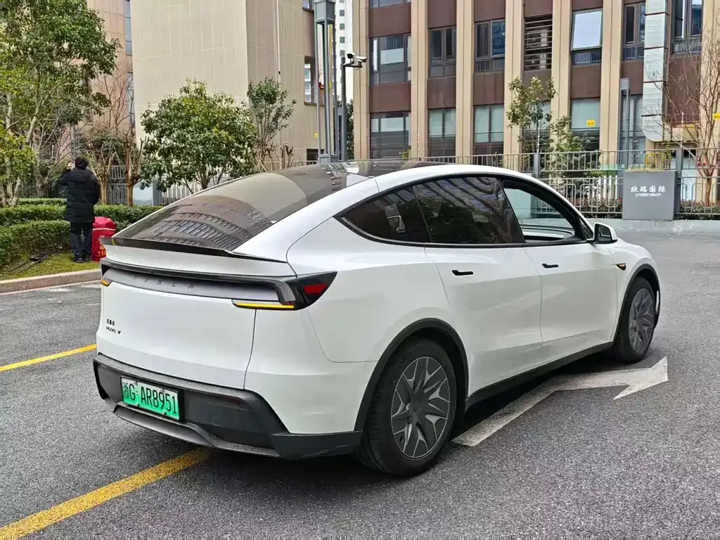 Tesla Model Y L — фото 7