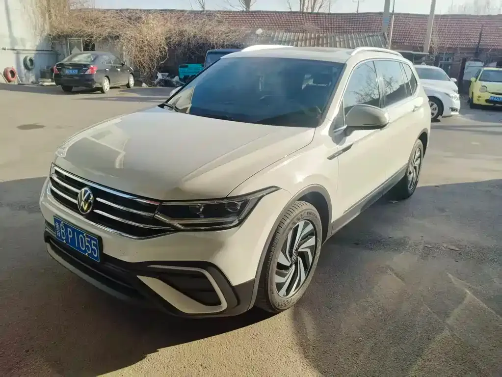 Volkswagen Tiguan L — фото 1