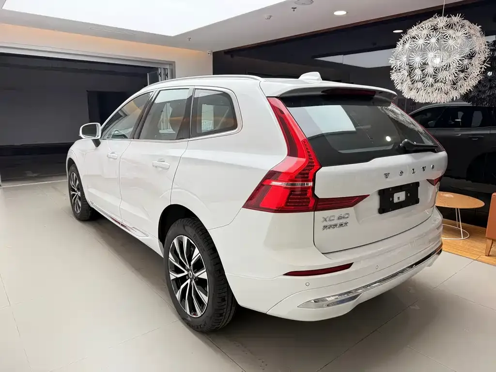 Volvo XC60 — фото 10