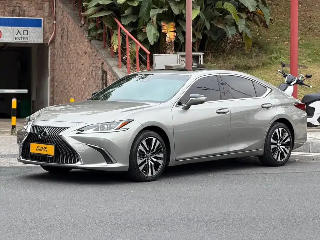Lexus ES — фото 1