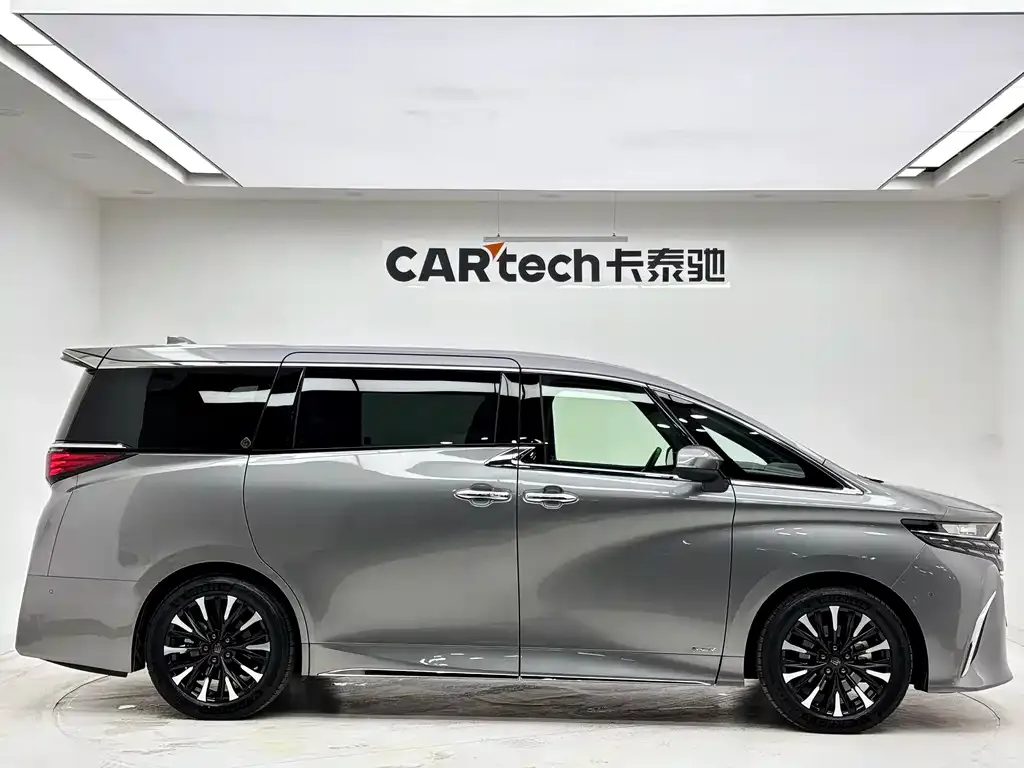 Toyota Alphard — фото 2