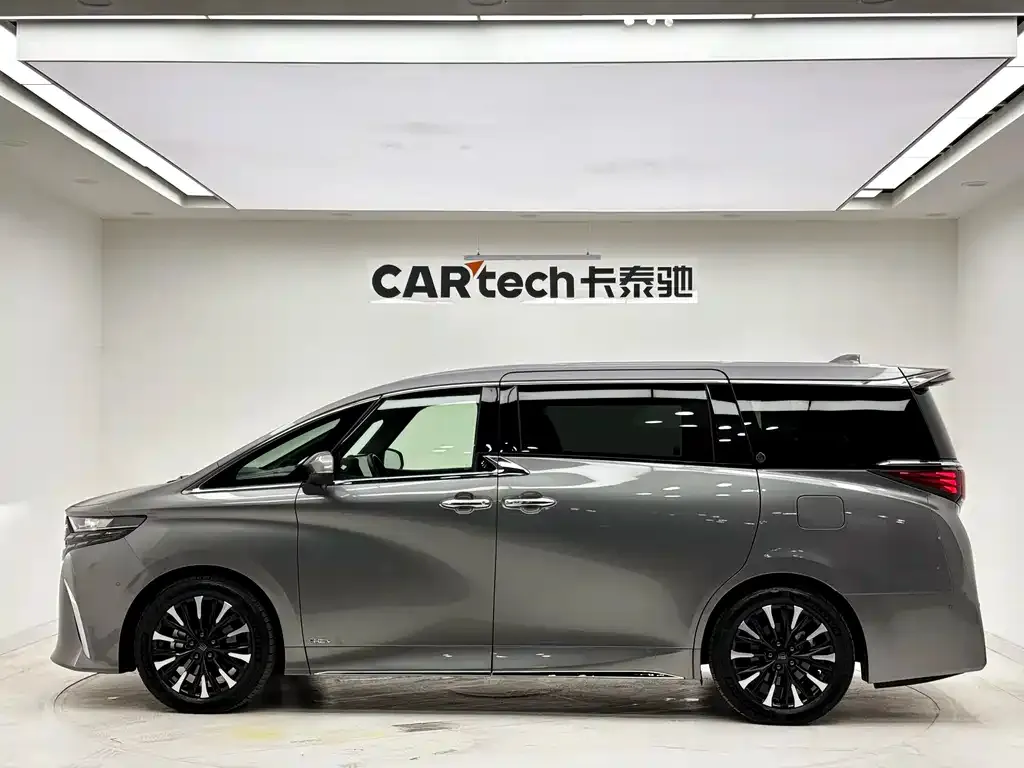 Toyota Alphard — фото 8