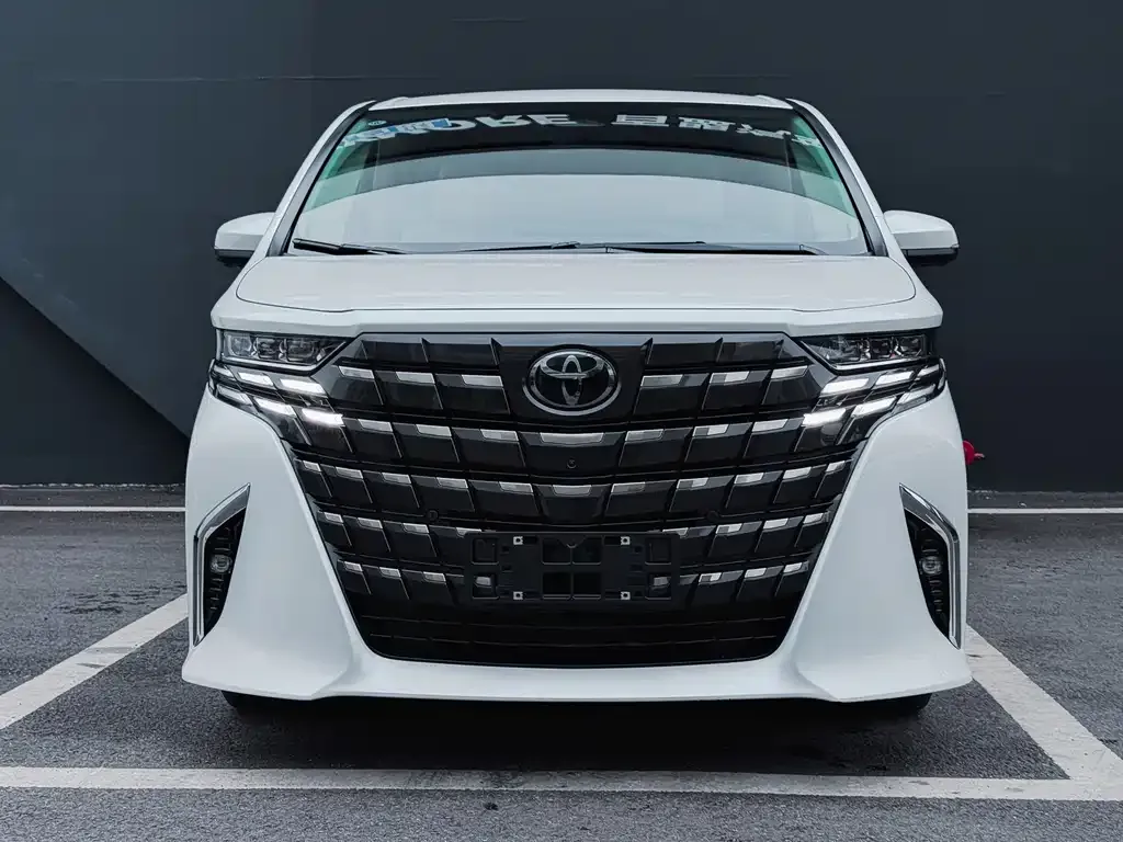 Toyota Alphard — фото 1