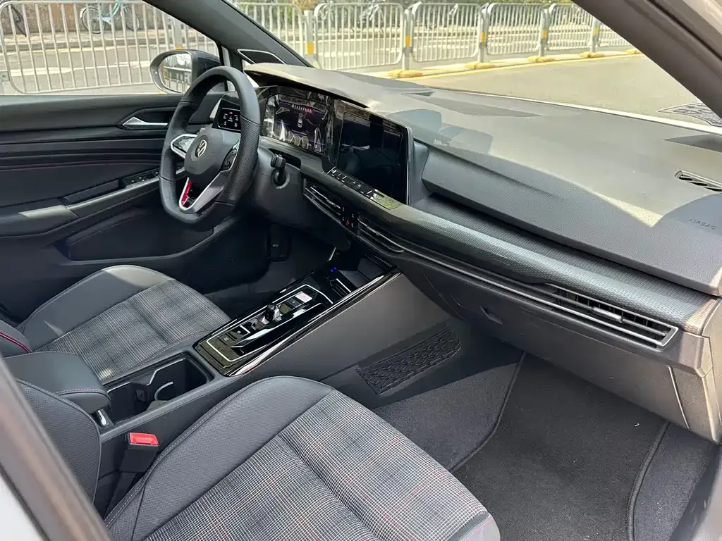 Volkswagen Golf GTI — фото 10