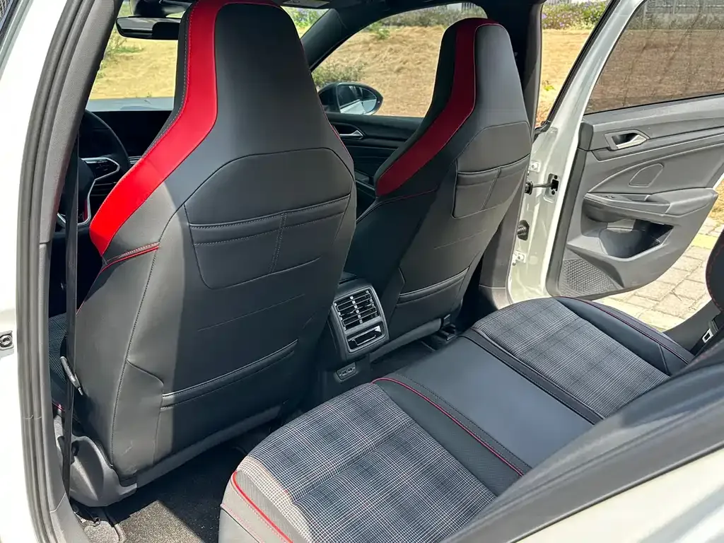 Volkswagen Golf GTI — фото 3