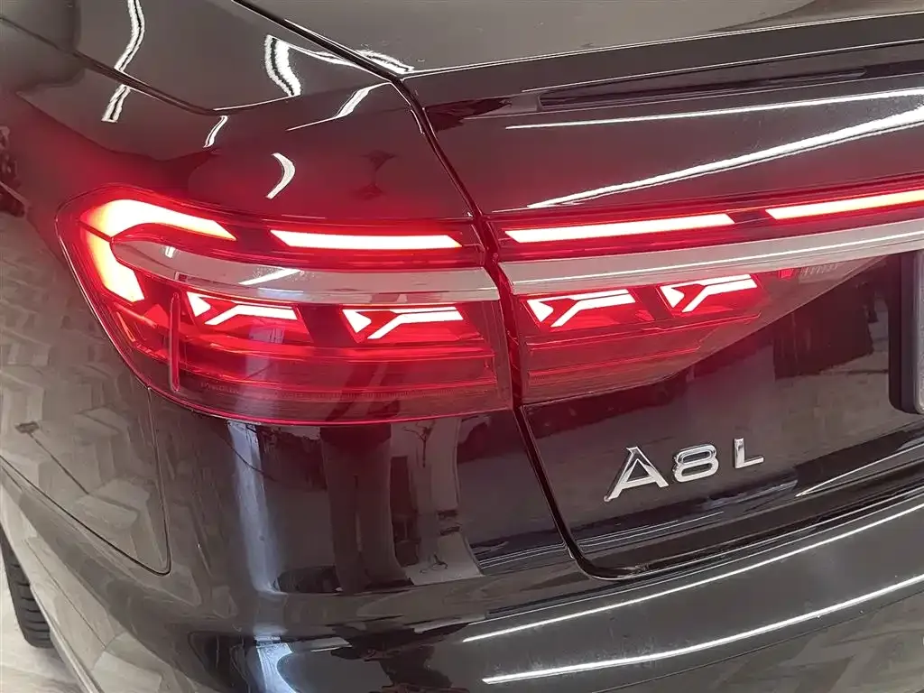 Audi A8 — фото 10