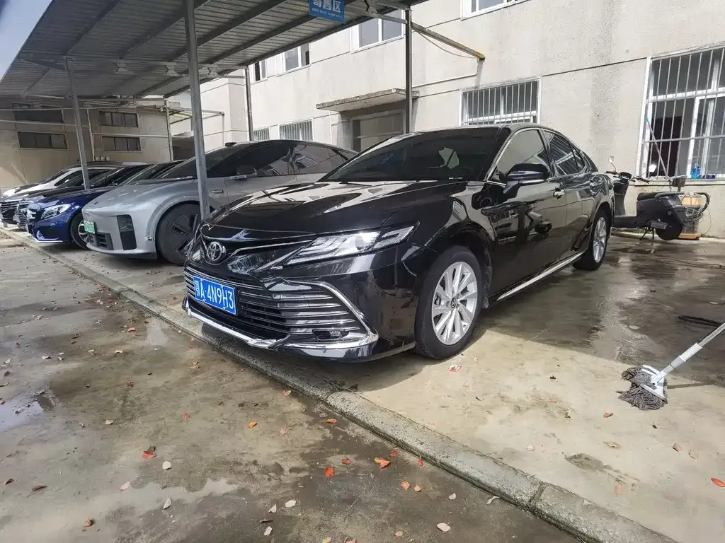 Toyota Camry — фото 1