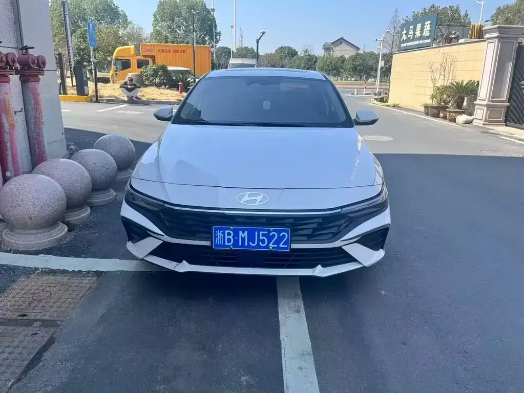 Hyundai Elantra — фото 1