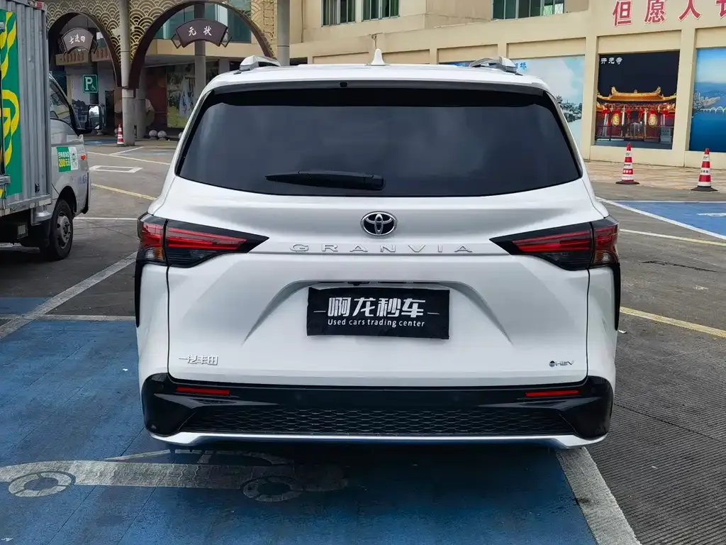 Toyota Granvia — фото 3