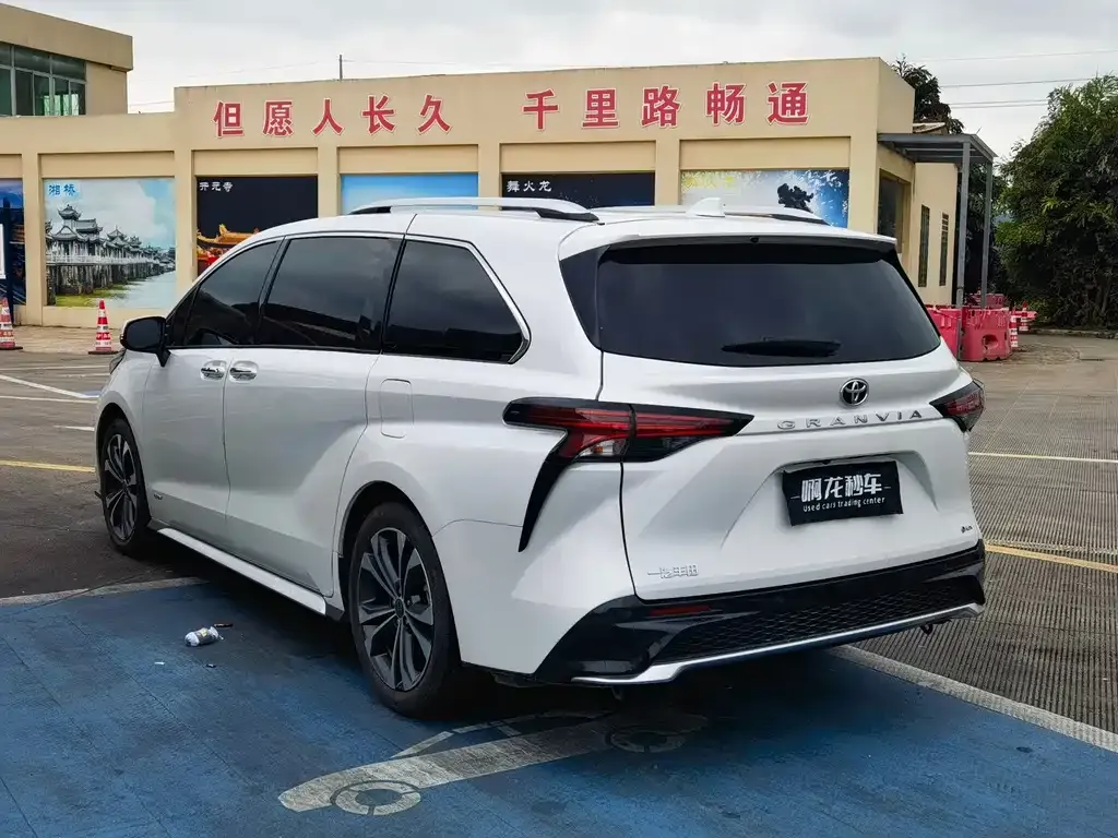 Toyota Granvia — фото 6
