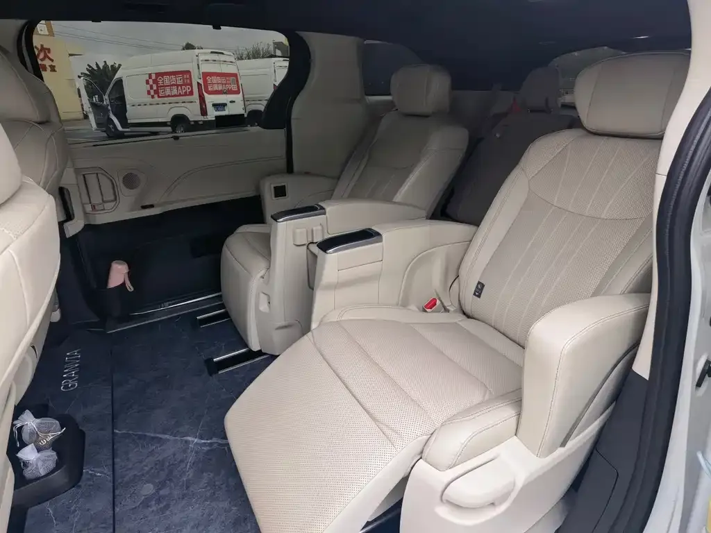 Toyota Granvia — фото 8