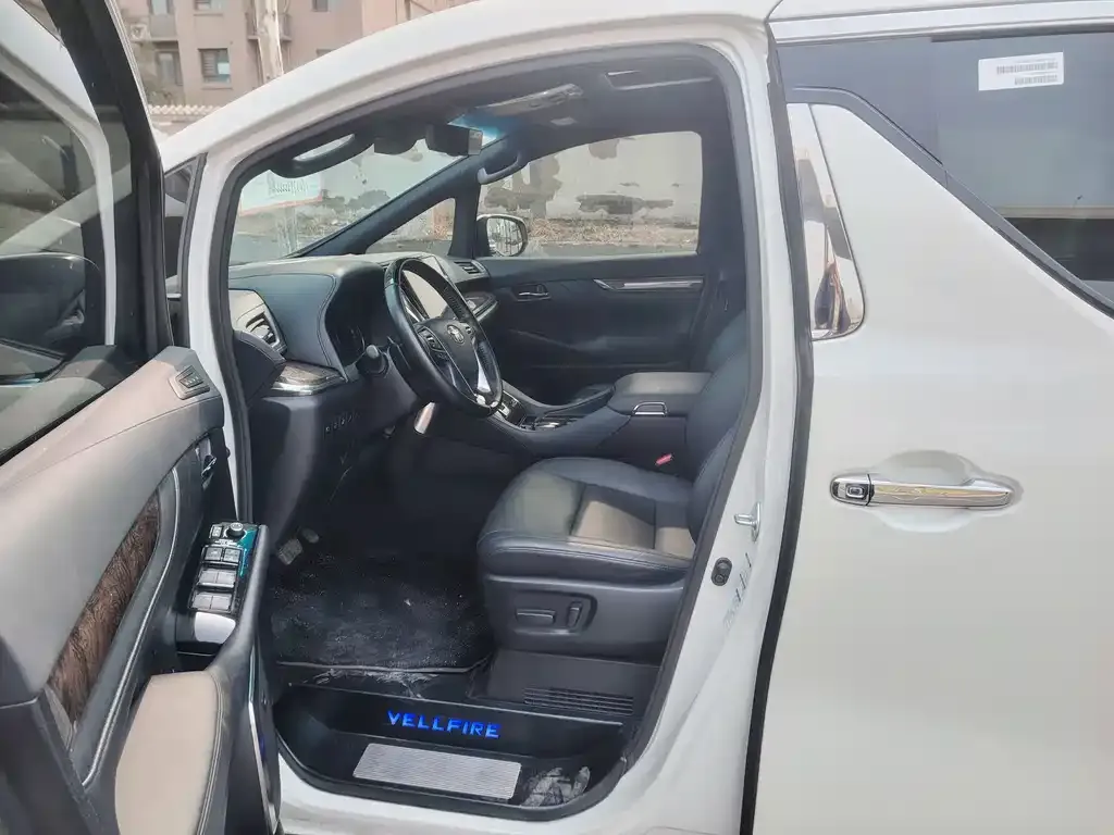 Toyota Vellfire — фото 5